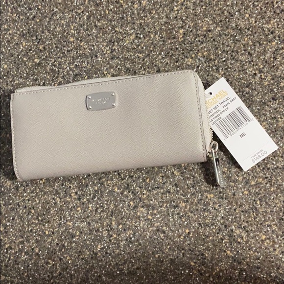 Michael Kors Handbags - Michael Kors Jet art travel wallet